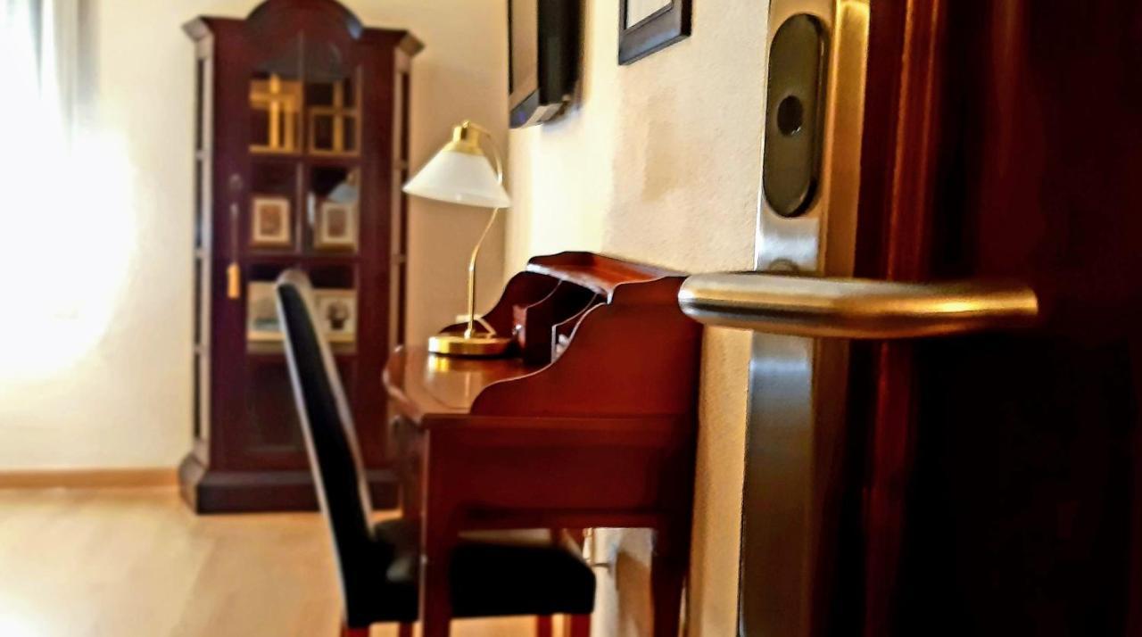 Hostal Rural Moratin Pastrana Esterno foto