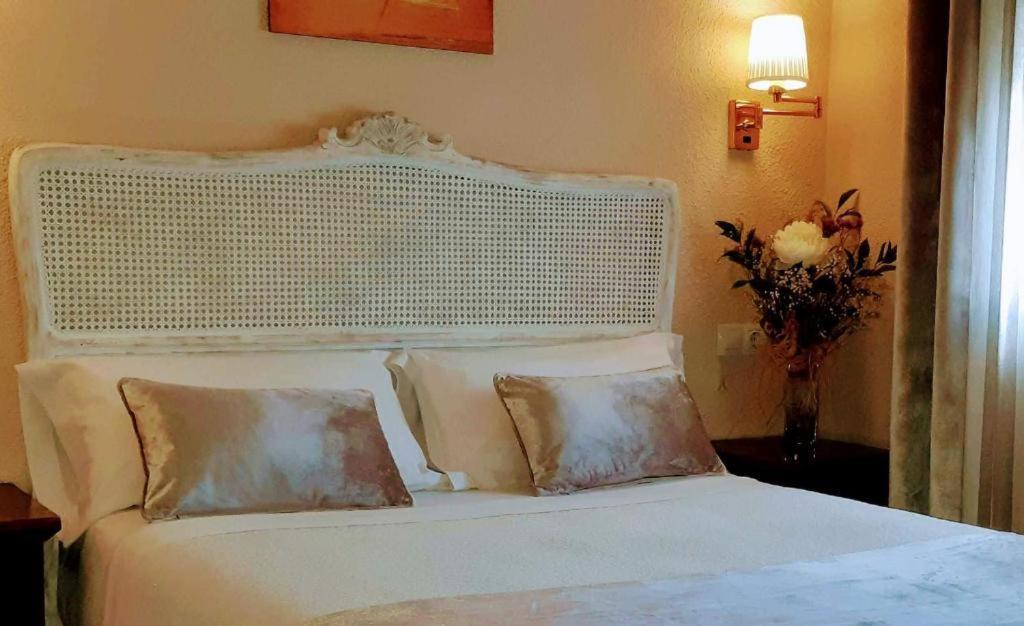 Hostal Rural Moratin Pastrana Esterno foto