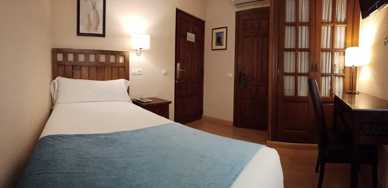 Hostal Rural Moratin Pastrana Esterno foto
