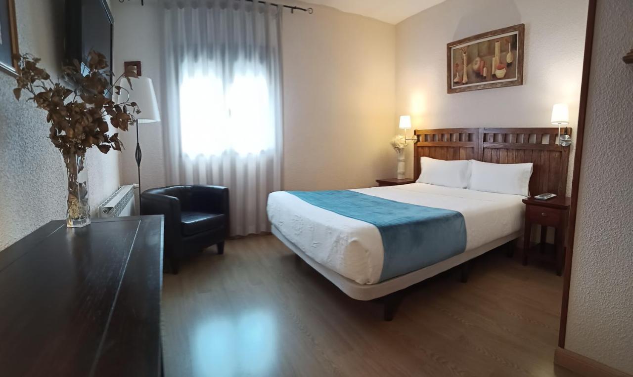 Hostal Rural Moratin Pastrana Esterno foto